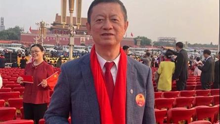 冠城集團董事長洪清宜受邀參加祖國七十華誕閱兵觀禮活...