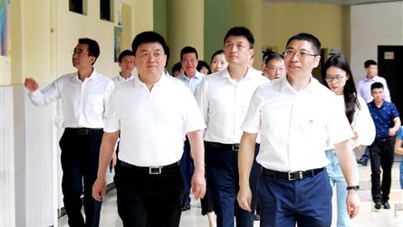 成都市溫江區區委書記王道明到成都七中實驗學校調研