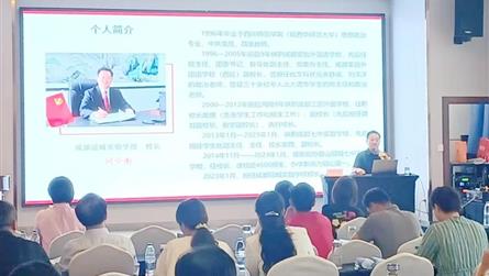 何少衡校長為武漢市中小學(xué)骨干校長高級(jí)研修班作專題講...