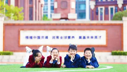 揚(yáng)帆奮楫啟征程 禮贊芳華敬師恩 || 藍(lán)港外國語學(xué)...