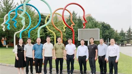 福建石獅市委常委與教育同仁蒞臨成都冠城實驗學校參觀...