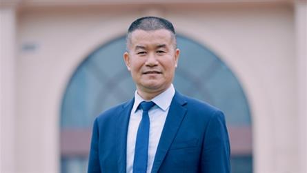 2023“感動(dòng)冠城教育”十大年度人物——袁孟生