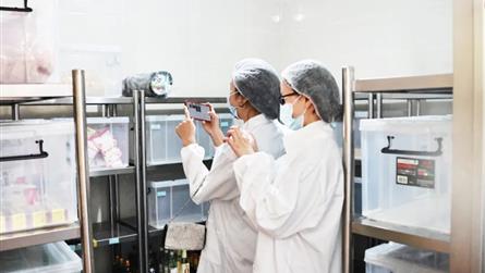 家校共育 “餐”與陪伴 ‖ 成都藍(lán)外學(xué)校開展家長(zhǎng)進(jìn)...